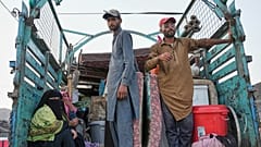 Ülkelerine geri gönderilen Afgan mülteciler Pakistan-Afganistan sınırını geçtikten sonra Torkham'daki bir kampa ulaşıyor, 31 Mayıs 2025