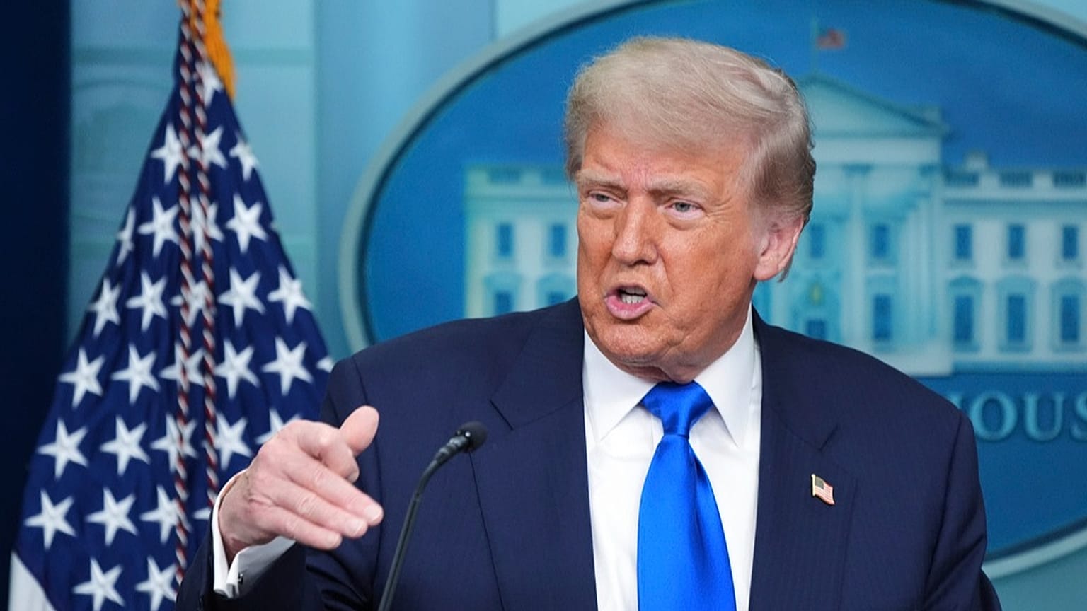 O Presidente Donald Trump fala aos meios de comunicação social, sexta-feira, 27 de junho de 2025, na sala de reuniões da Casa Branca, em Washington