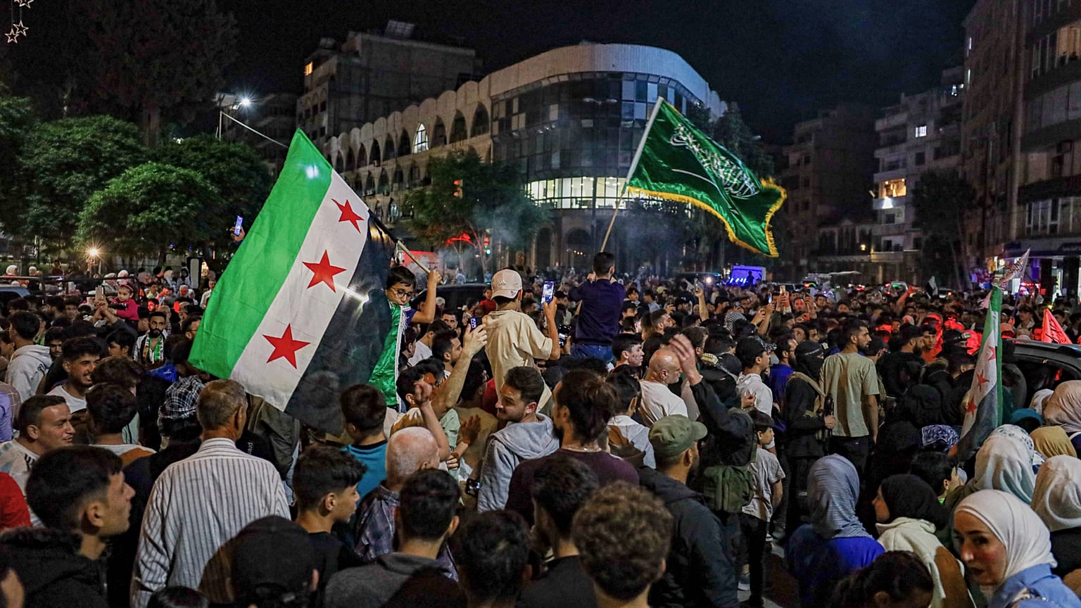 Des Syriens à Homs après que Donald Trump a annoncé son intention d'alléger les sanctions contre la Syrie et de normaliser les relations avec Damas, le mardi 13 mai 2025.