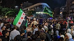 Des Syriens à Homs après que Donald Trump a annoncé son intention d'alléger les sanctions contre la Syrie et de normaliser les relations avec Damas, le mardi 13 mai 2025.