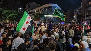 Des Syriens à Homs après que Donald Trump a annoncé son intention d'alléger les sanctions contre la Syrie et de normaliser les relations avec Damas, le mardi 13 mai 2025.