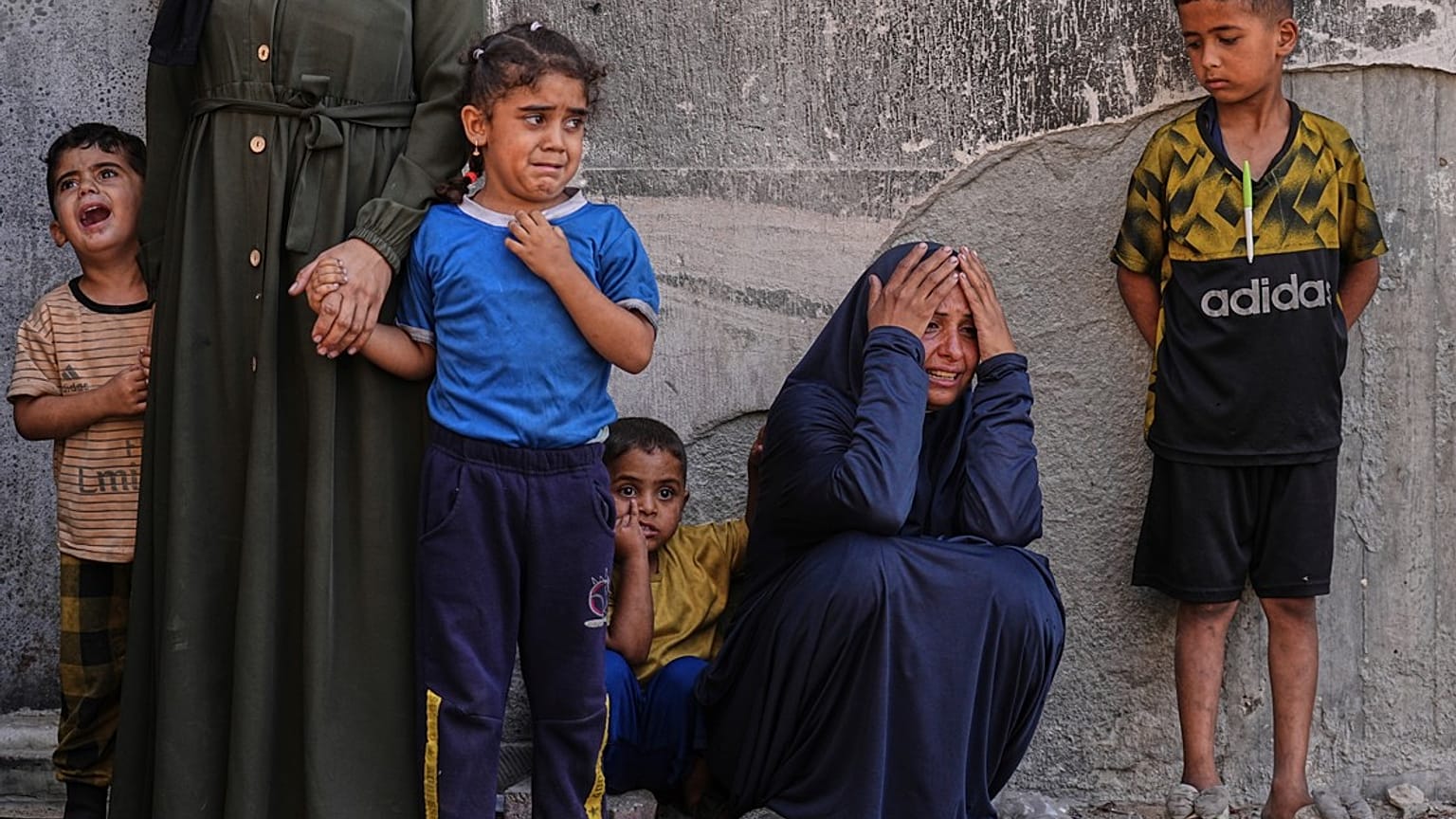 أقارب الفلسطينيين الذين قتلوا في الغارات الإسرائيلية على قطاع غزة، السبت 28 يونيو 2025.  