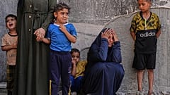 أقارب الفلسطينيين الذين قتلوا في الغارات الإسرائيلية على قطاع غزة، السبت 28 يونيو 2025.  