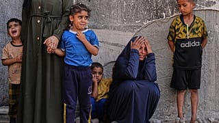 أقارب الفلسطينيين الذين قتلوا في الغارات الإسرائيلية على قطاع غزة، السبت 28 يونيو 2025.