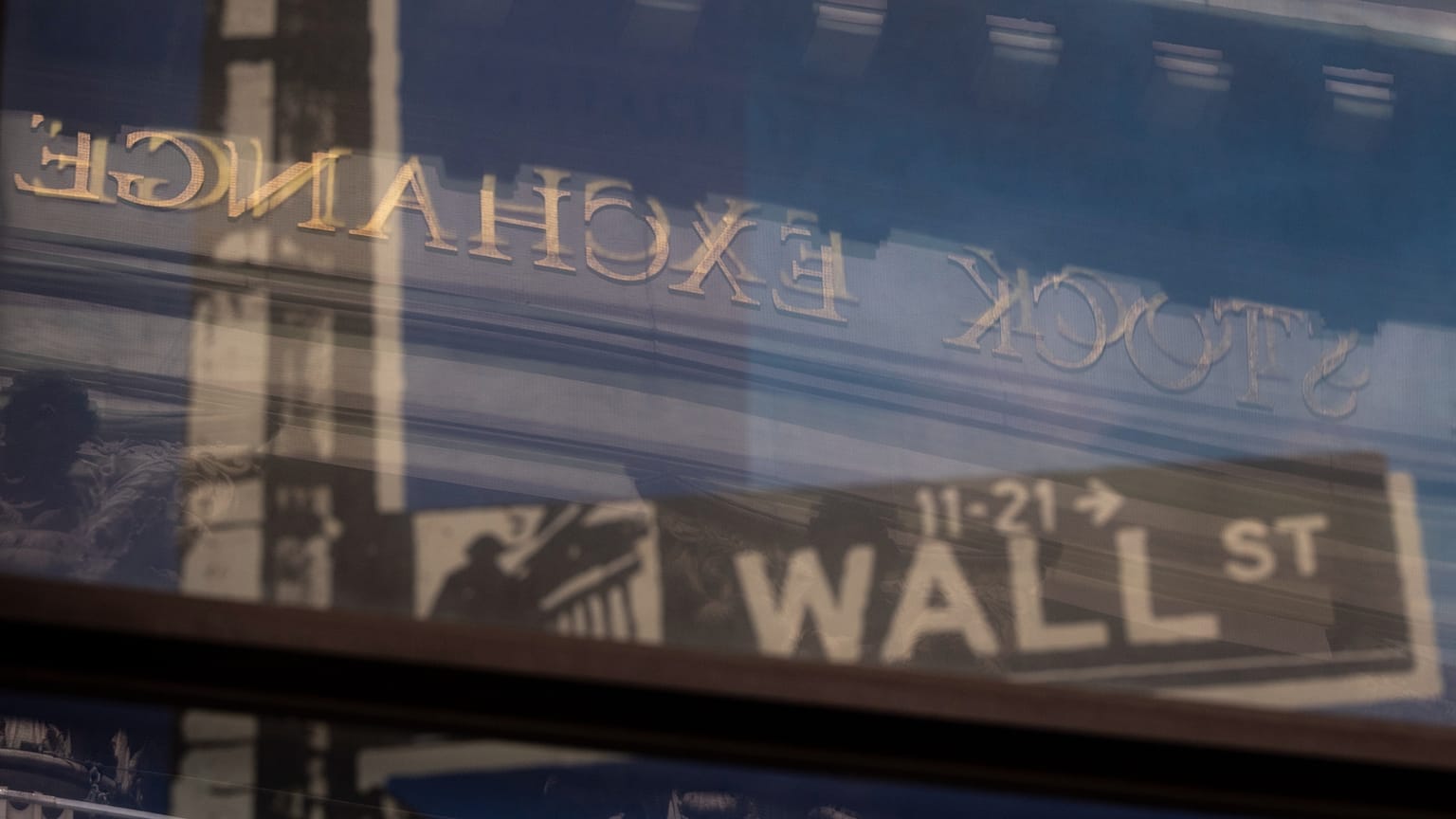 Il riflesso di una finestra mostra la Borsa di New York, Usa, 30 giugno 2025