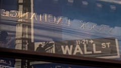 El reflejo de una ventana muestra la Bolsa de Nueva York. 30 de junio de 2025. 