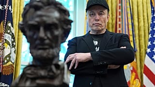 Elon Musk a Fehér Házban, Abraham Lincoln mellszobra előtt