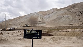 A signboard points the way to the newly relocated settlement of the abandoned Samjung village in the Mustang region.