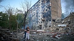 Lakók ölelkeznek, miután egy orosz rakéta eltalált egy többemeletes lakást Oroszország kombinált rakéta- és drónlégitámadása során az ukrajnai Kijevben, 2025. június 17-én, kedden.