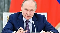 Le président russe Vladimir Poutine préside une réunion sur le développement socio-économique des régions ukrainiens annexées par la Russie, Moscou, le 30 juin 2025.