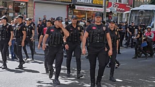 ضباط الشرطة الأتراك يسيرون في إسطنبول، تركيا، الأحد 29 يونيو/حزيران 2025.  