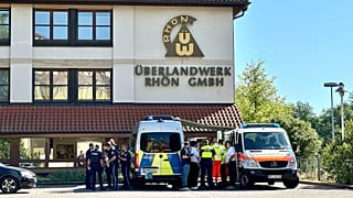 Polizei und Rettungskräfte stehen auf dem Gelände des regionalen Netzbetreibers Überlandwerk Rhön in Mellrichstadt, Deutschland, Dienstag, 1. Juli 2025.