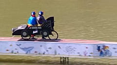 Un auto loco cae al agua en el Red Bull Sattelfest en Düsseldorf, Alemania