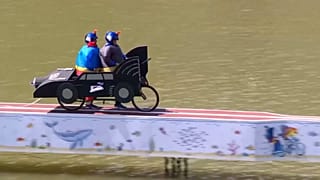 CAPTURE D'ÉCRAN - Les duos dynamiques se déchaînent (et se mouillent) au Red Bull Sattelfest à Düsseldorf, Allemagne