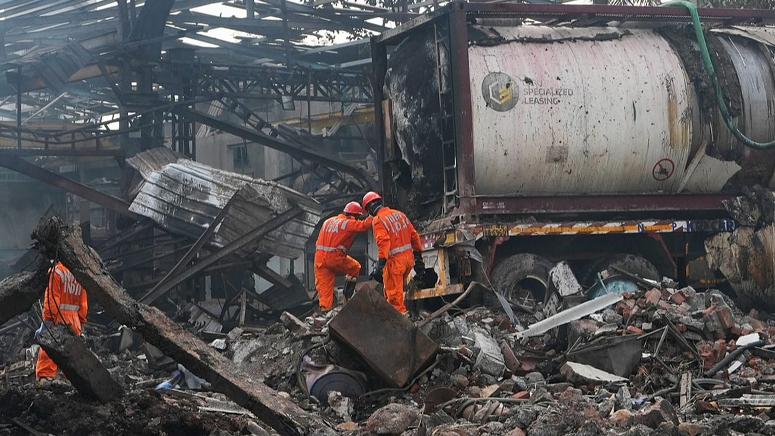 Des sauveteurs de la National Disaster Response Force travaillent sur le site après une explosion et un incendie dans une usine chimique à Dombivali près de Mumbai, Inde, vendredi 24 mai 2024.