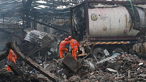 Ulusal Afet Müdahale Gücü kurtarma ekipleri, 24 Mayıs 2024 Cuma günü Hindistan'ın Mumbai kenti yakınlarındaki Dombivali'de bir kimya fabrikasında meydana gelen patlama ve yangının ardından olay yerinde çalışıyor.