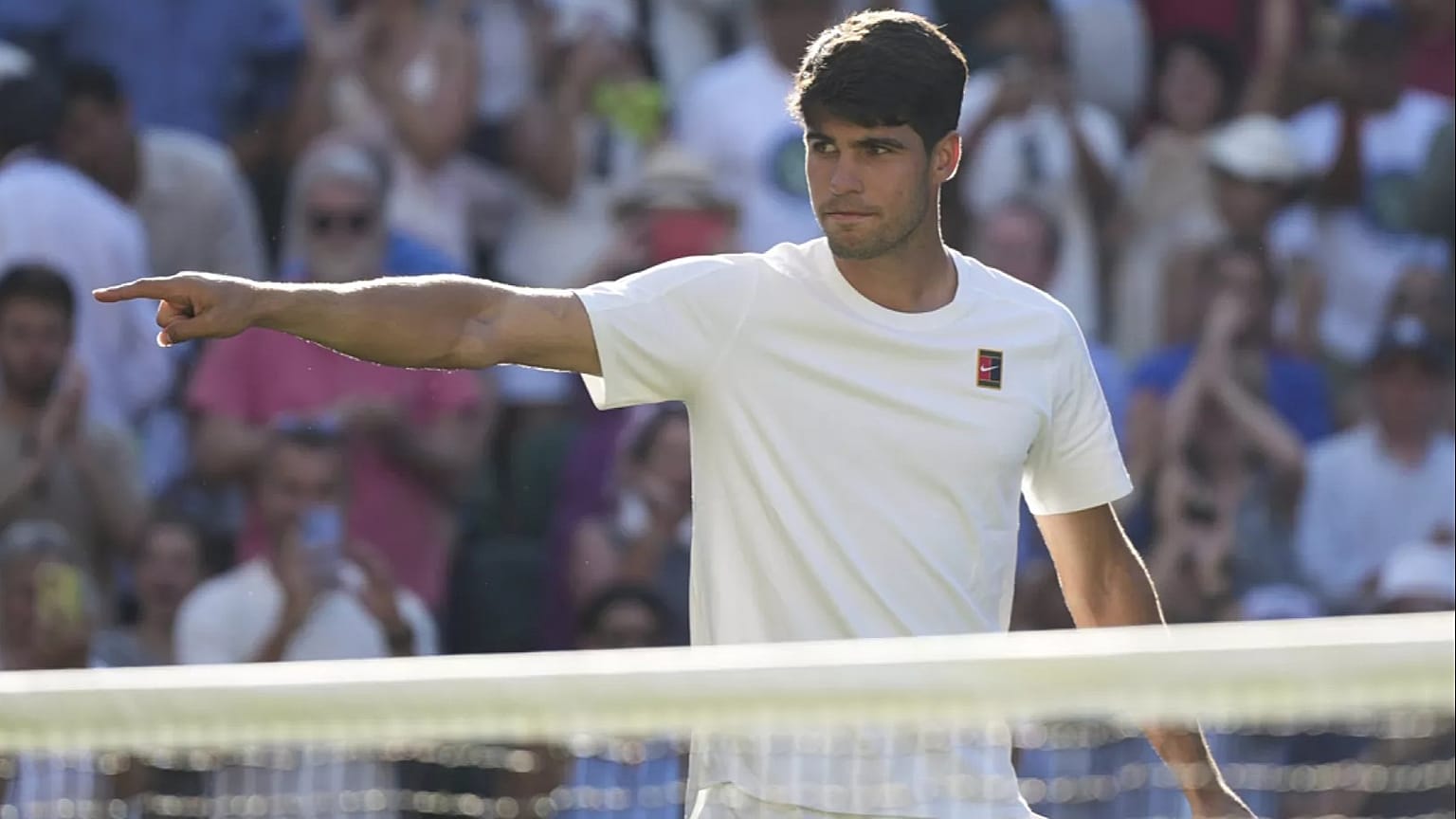 Carlos Alcaraz hace un gesto hacia Fabio Fognini después de su partido de primera ronda individual masculino en Wimbledon.