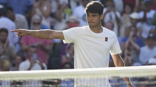 Carlos Alcaraz hace un gesto hacia Fabio Fognini después de su partido de primera ronda individual masculino en Wimbledon.