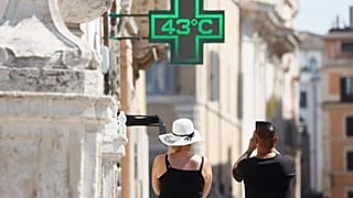 FILE: Egy férfi fényképezi a napon mért 43 fokos hőmérsékletet egy gyógyszertár előtt Róma belvárosában, 2024. július 11-én.