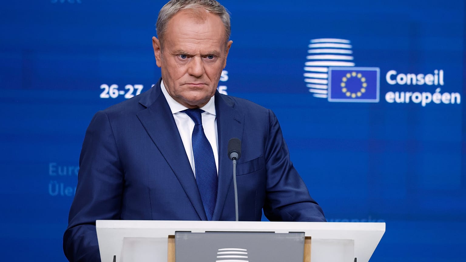 Le Premier ministre polonais Donald Tusk s'exprime lors d'une conférence de presse au cours du sommet de l'UE à Bruxelles, jeudi 26 juin 2025.