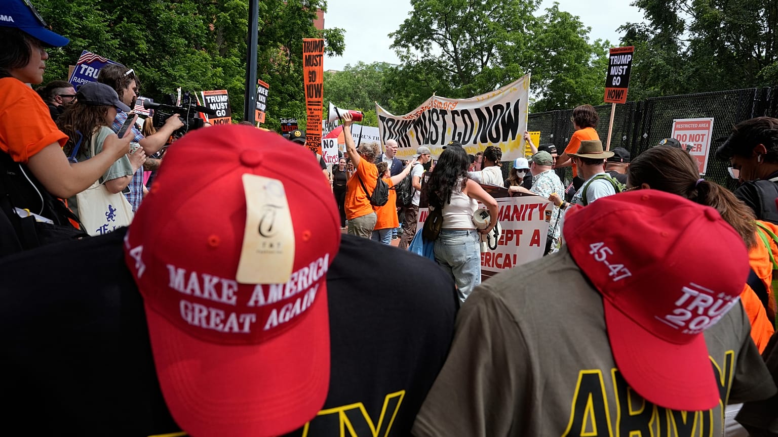 Kapelusze Trumpa na sprzedaż w USA na tle protestów przeciwko paradzie zorganizowanej dla uczczenia wojska i urodzin prezydenta (14 czerwca 2025 r.)