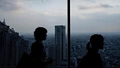 Ziyaretçiler 27 Haziran 2025, Cuma günü Tokyo'daki Tokyo Büyükşehir Hükümeti gözlemevinden şehre bakıyor.
