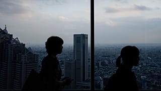 Des visiteurs observent la ville depuis l'observatoire du gouvernement métropolitain de Tokyo, vendredi 27 juin 2025.