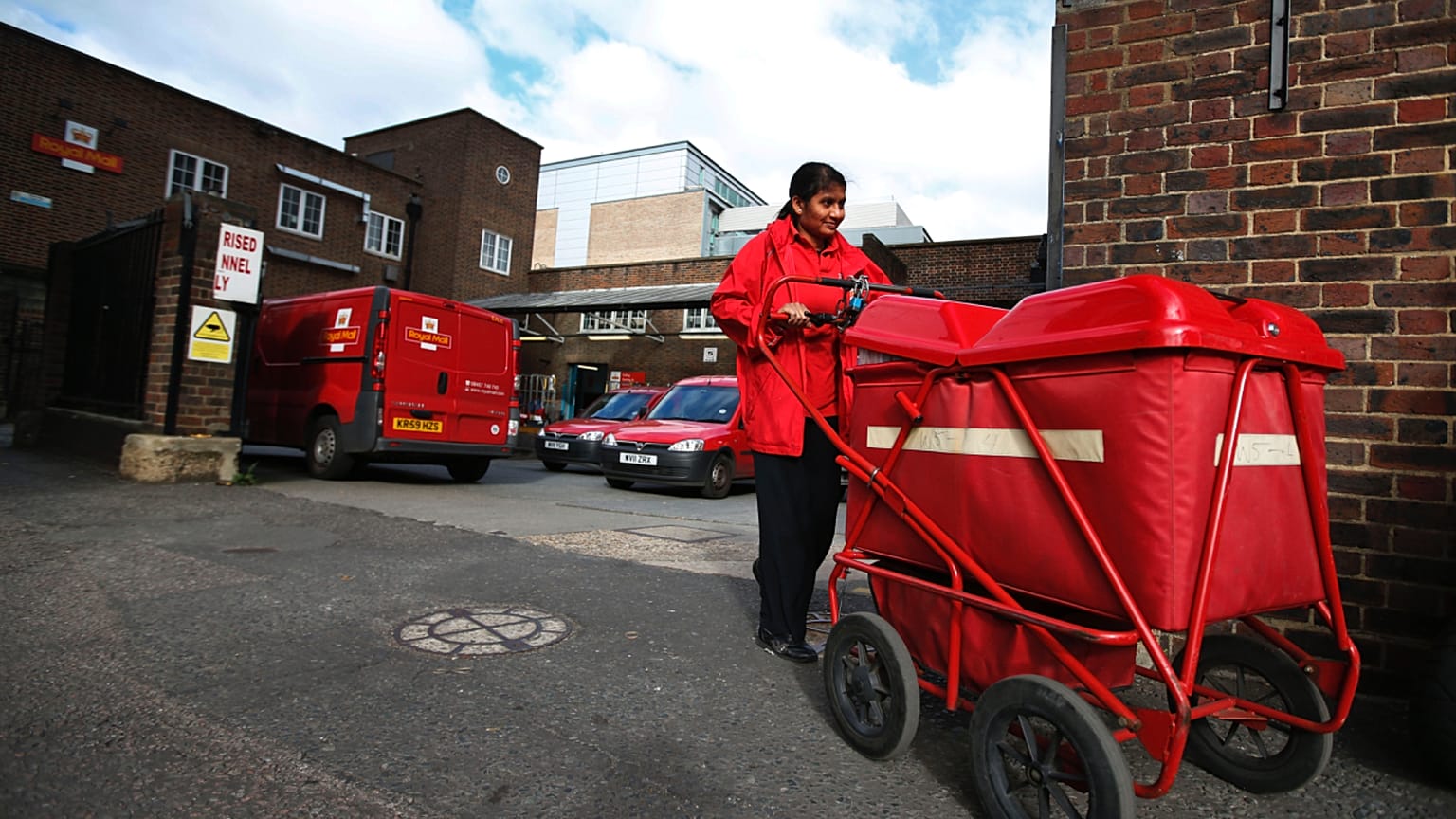 Ένας υπάλληλος της Royal Mail βγαίνει από μια αποθήκη ταχυδρομείου στο Λονδίνο, Πέμπτη 10 Οκτωβρίου 2013. 