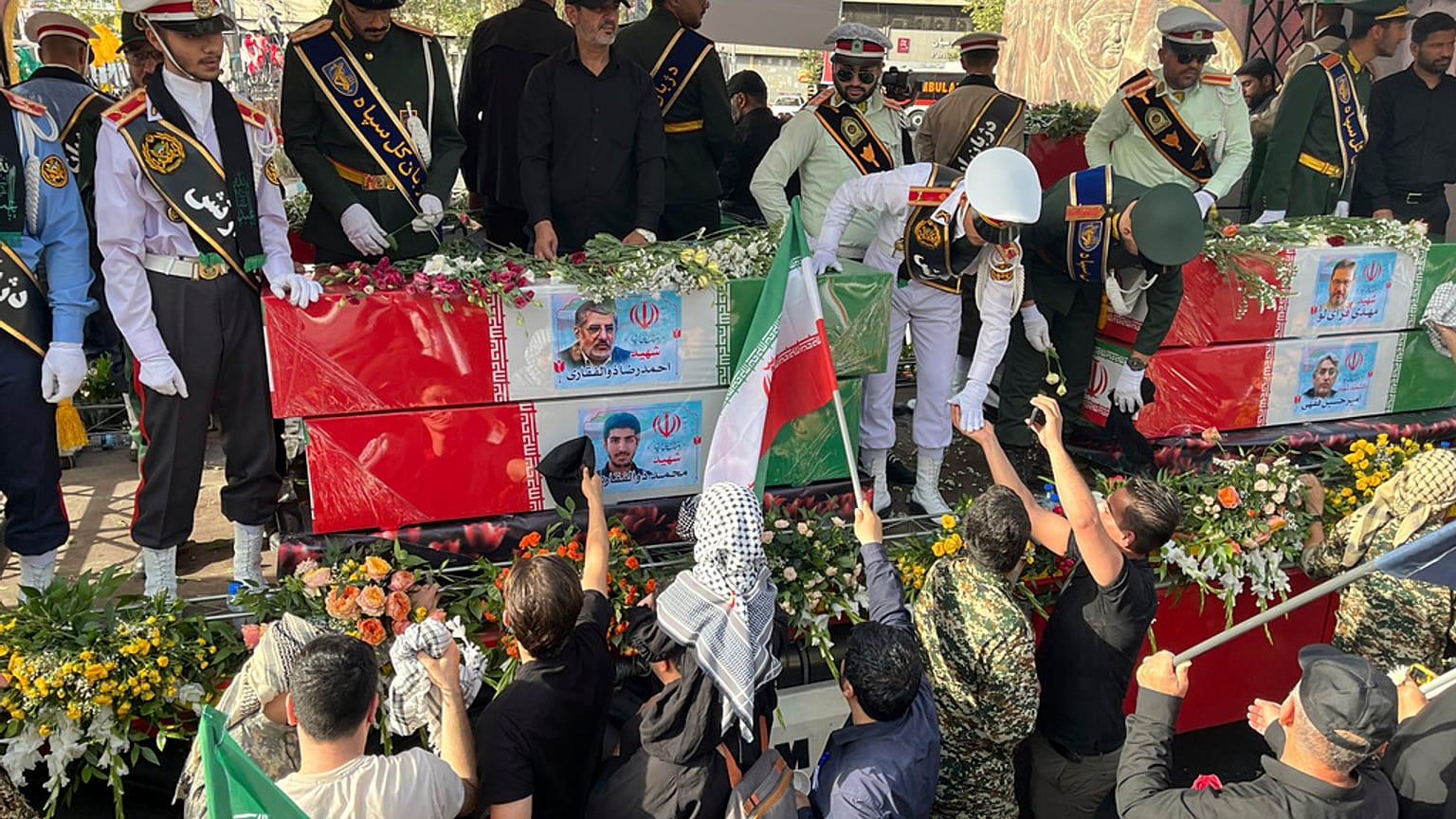 حزن الناس على نعوش العلماء النوويين الإيرانيين الذين لقوا حتفهم في غارات إسرائيلية، خلال مراسم جنازة في طهران
