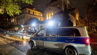 Fotónk illusztráció: rendőrautó a frankfurti zsinagóga előtt