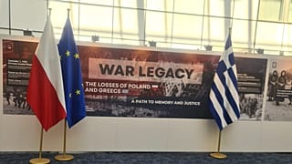 Από τη φωτογραφική έκθεση “Κληρονομιά πολέμου – Οι απώλειες της Πολωνίας και της Ελλάδας: Μια πορεία προς τη μνήμη και τη δικαιοσύνη”