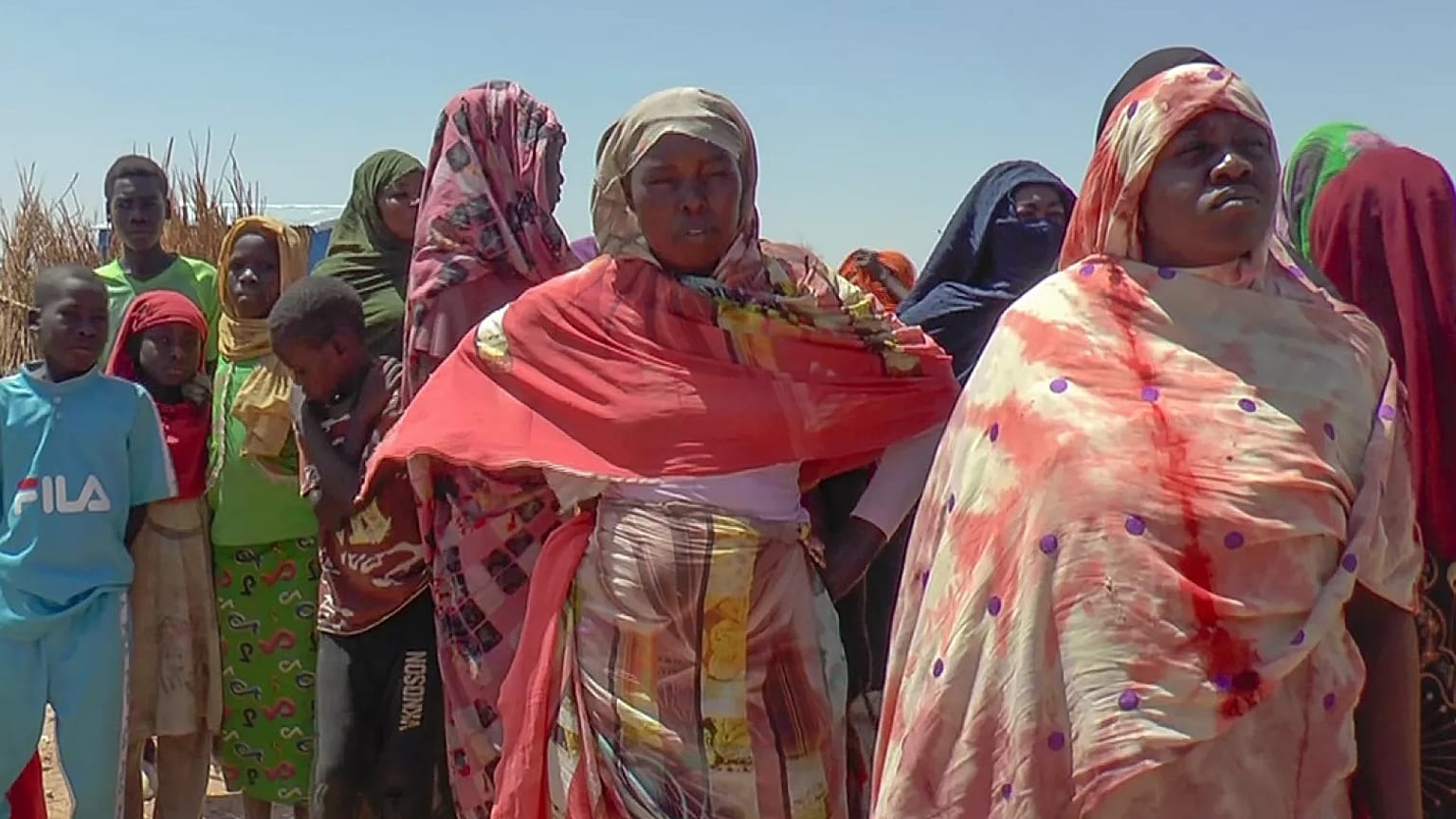 لاجئون سودانيون نازحون بسبب النزاع في السودان يتجمّعون لتسلّم مواد غذائية أساسية من منظمات الإغاثة في مخيم متشي شرق تشاد، 5 آذار/مارس 2024.       