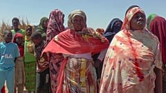 لاجئون سودانيون نازحون بسبب النزاع في السودان يتجمّعون لتسلّم مواد غذائية أساسية من منظمات الإغاثة في مخيم متشي شرق تشاد، 5 آذار/مارس 2024.       