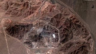 Maxar Technologies tarafından sağlanan bu uydu görüntüsü, 29 Haziran 2025 tarihinde İran'daki Fordo zenginleştirme tesisinin genel görünümünü göstermektedir. (AP aracılığıyla Maxar Technologies)