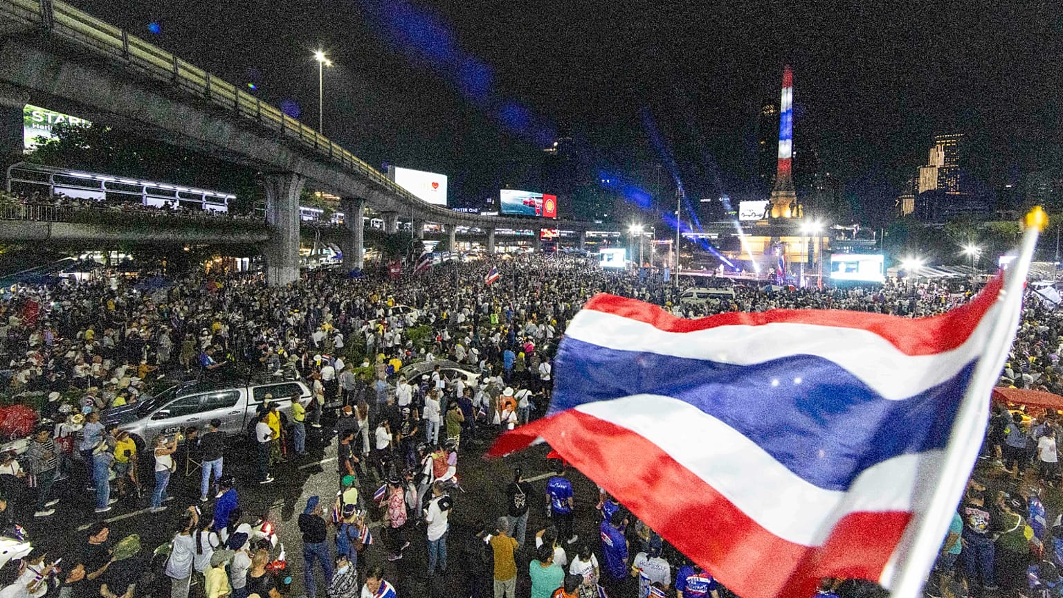 Bangkok'ta Tayland Başbakanı Paetongtarn Shinawatra'nın istifasını talep eden protestocular Zafer Anıtı'nda toplandı, 28 Haziran, 2025