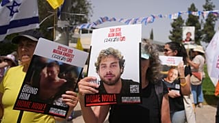 Familiares y allegados de los rehenes retenidos por Hamás en la Franja de Gaza protestan frente a la Oficina del Primer Ministro de Israel, en Jerusalén, 1 de julio de 2025