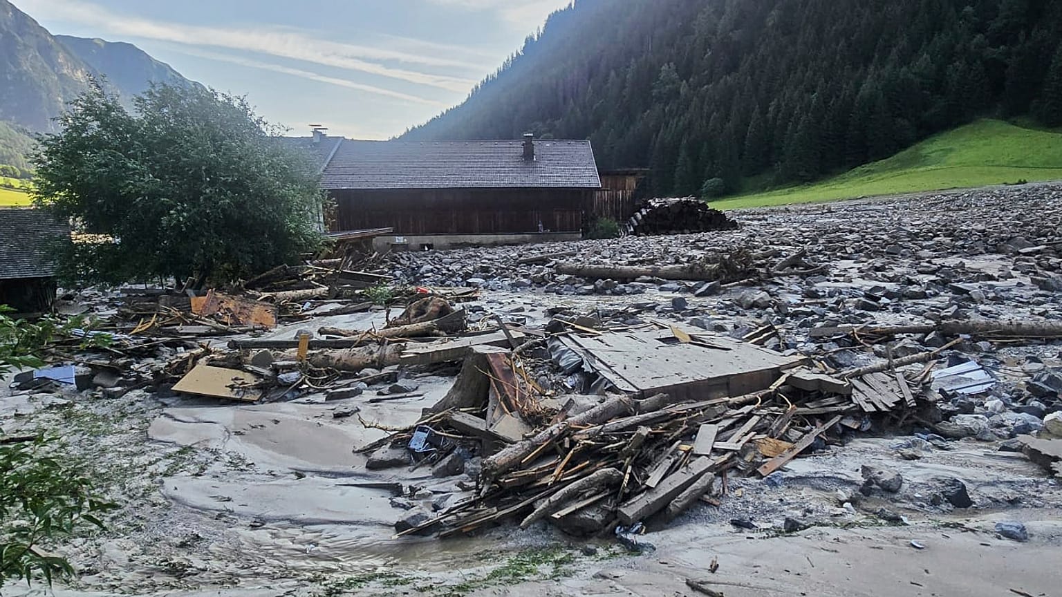 Une coulée de boue recouvre des maisons et des routes dans la vallée de Gschnitztal au Tyrol, en Autriche (1er juillet 2025)