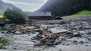 Una colata di fango ricopre case e strade nella valle Gschnitztal in Tirolo, Austria (1 luglio 2025)