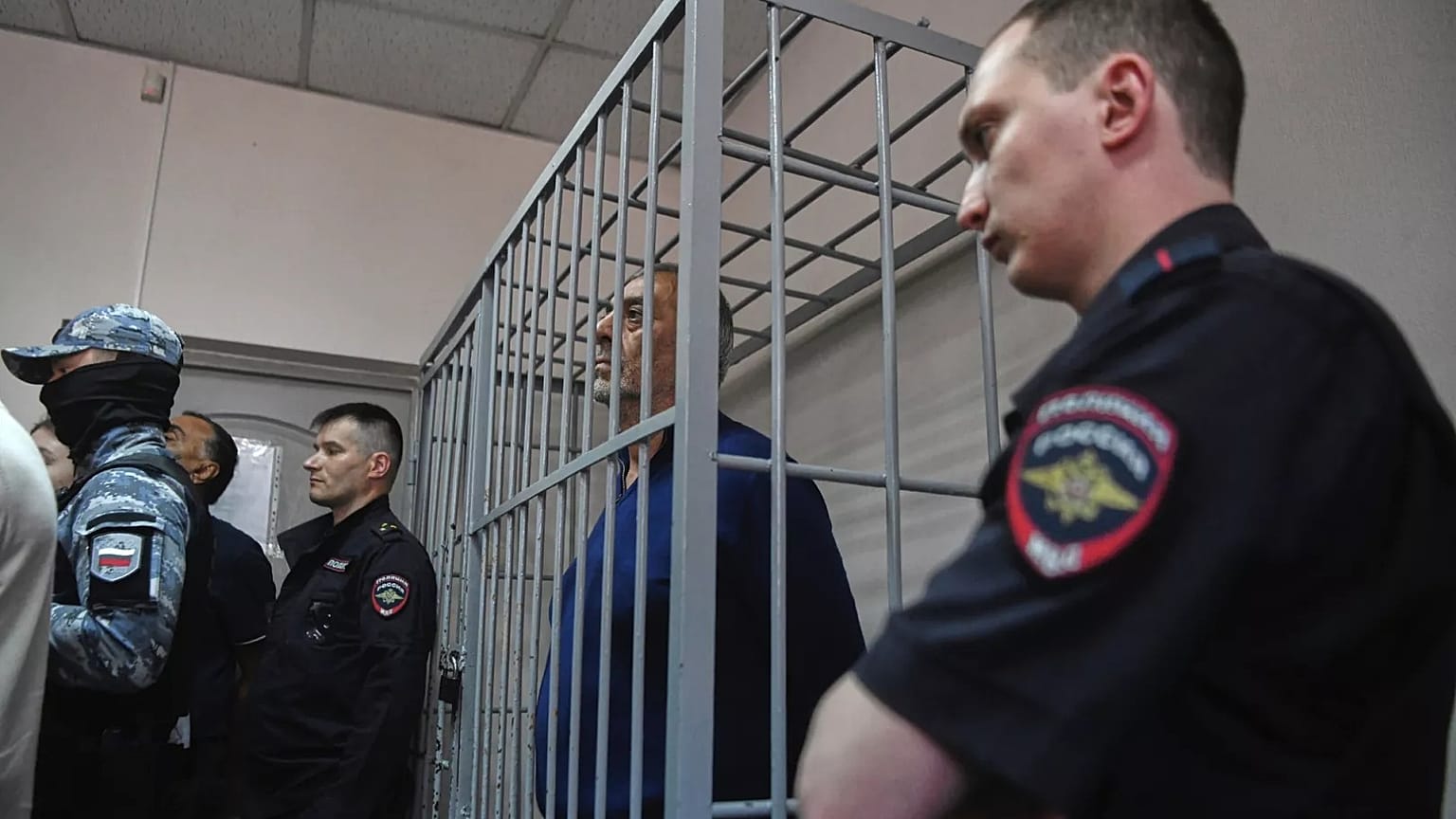 Azerbaycan'da infial yaratan cinayetlerle ilgili Rusya'da yürütülen bir soruşturma kapsamında cinayet suçlamasıyla karşı karşıya olan Azerbaycan vatandaşı Bakir Safarov, Yekaterinburg'da bir duruşmaya katılıyor