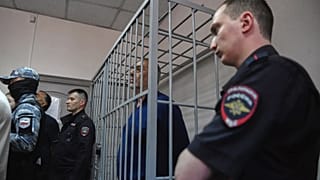 Azerbaycan'da infial yaratan cinayetlerle ilgili Rusya'da yürütülen bir soruşturma kapsamında cinayet suçlamasıyla karşı karşıya olan Azerbaycan vatandaşı Bakir Safarov, Yekaterinburg'da bir duruşmaya katılıyor