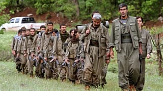 مجموعة من مقاتلي حزب العمال الكردستاني المسلحين يدخلون شمال العراق في منطقة هيرور شمال شرق دهوك، 14 أيار/مايو 2013.