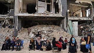 مرضى الكلى يجلسون وسط الدمار الذي أحدثه جيش الاحتلال الإسرائيلي في مجمع مستشفى الشفاء في مدينة غزة
