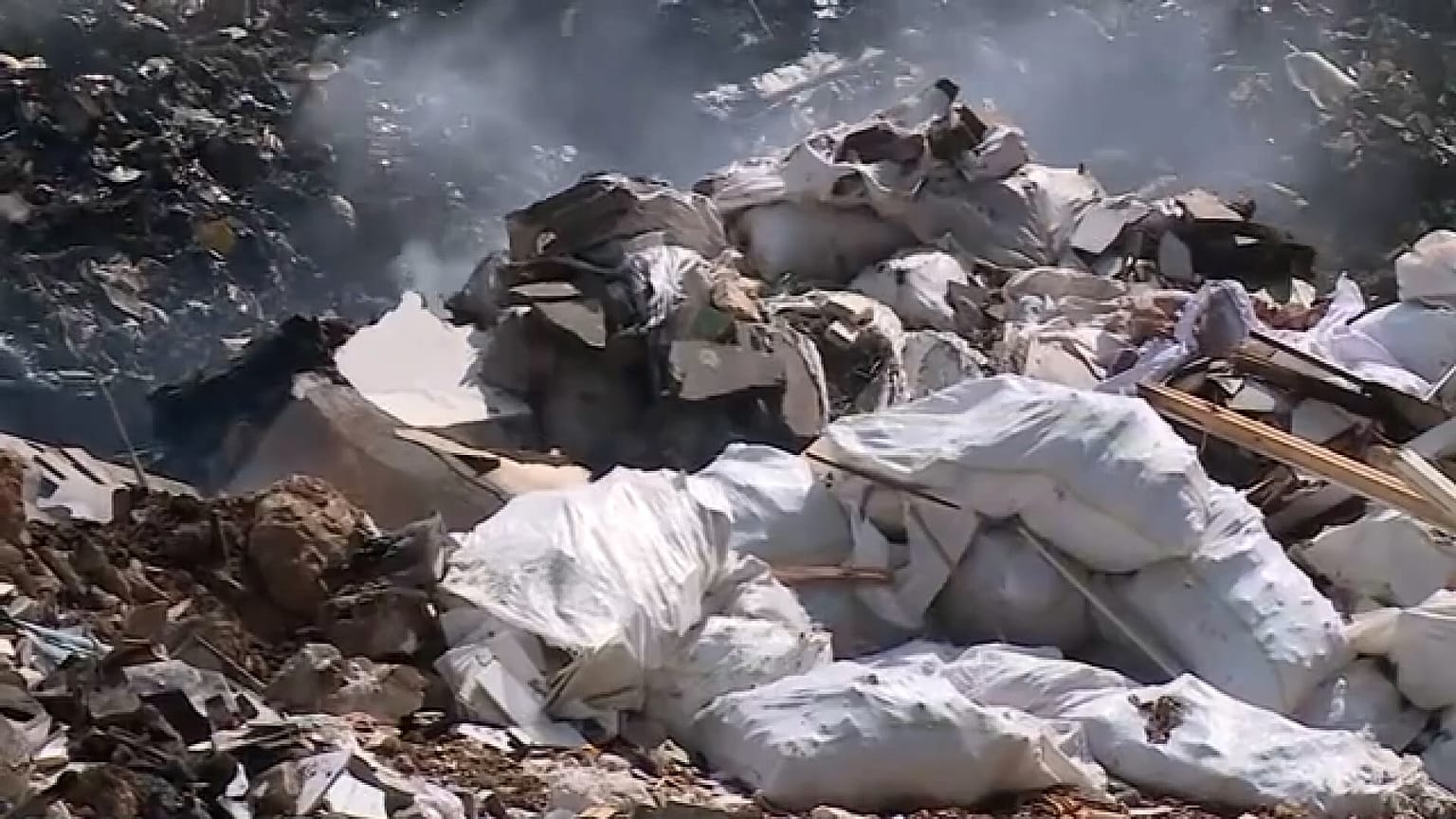 Φωτιά σε παράνομη χωματερή στο Ανατολικό Σεράγεβο προκαλεί σοβαρή ρύπανση και κίνδυνο για την υγεία