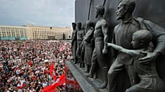 Сторонники белорусской оппозиции собираются на акцию протеста перед зданием правительства на площади Независимости в Минске, 18 августа 2020 года.