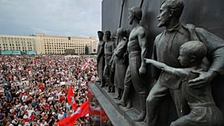 Apoiantes da oposição bielorrussa reúnem-se para um protesto em frente ao edifício do governo na Praça da Independência, em Minsk, a 18 de agosto de 2020