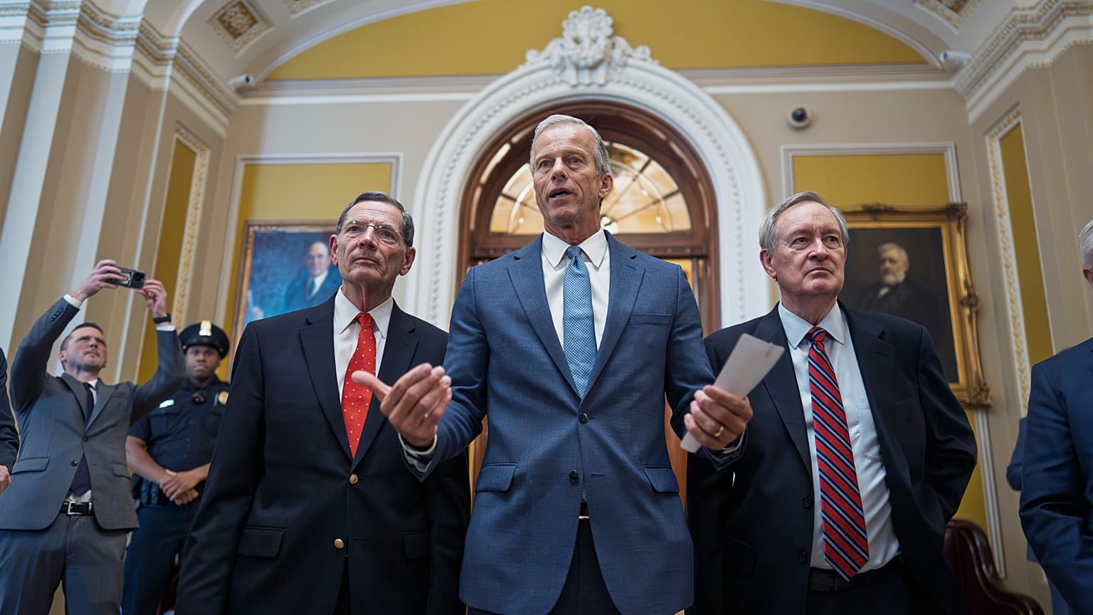 A szenátus többségi vezetője, John Thune a költségvetési csomag elfogadása után