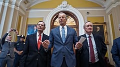 O líder da maioria no Senado, John Thune, ao centro, fala aos jornalistas logo após a aprovação do pacote orçamental em Washington, a 1 de julho de 2025