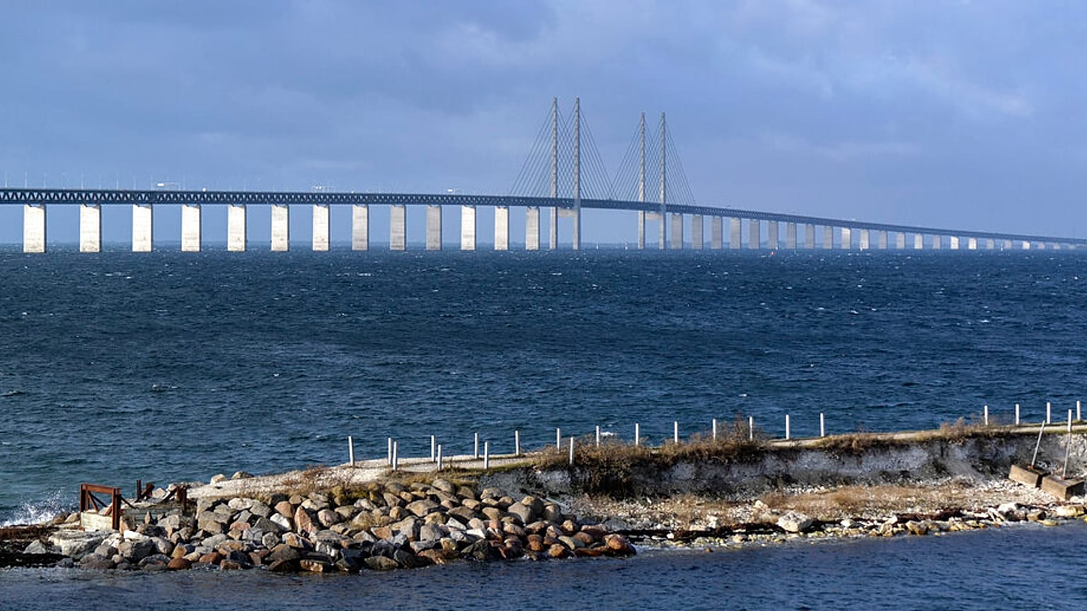 FILE - To czwartkowe zdjęcie z 12 listopada 2015 r. przedstawia most Oresund przecinający cieśninę Oresund z Lernacken w Szwecji.