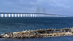 ΑΡΧΕΙΟ - Αυτή η φωτογραφία αρχείου της Πέμπτης 12 Νοεμβρίου 2015 δείχνει τη γέφυρα Oresund που διασχίζει τον πορθμό Oresund από το Lernacken της Σουηδίας.