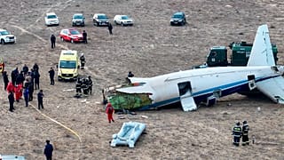 FILE: Az Azerbaijan Airlines Embraer 190-es repülőgépének roncsai a földön fekszenek a kazahsztáni Aktau repülőterének közelében, 2024. december 25.